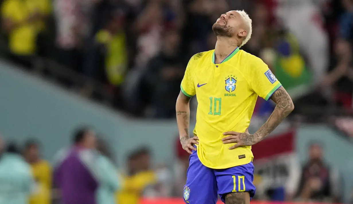 Reaksi kecewa pemain Brasil, Neymar setelah tim mereka kalah dari Kroasia saat laga perempat final Piala Dunia Qatar 2022 yang berlangsung di Education City Stadium, Al-Rayyan, Jumat (09/12/2022) waktu setempat. Brasil kalah 2-4 dari Kroasia saat babak adu penalti. (AP/Darko Bandic)