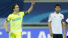 Gelandang Gent, Sven Kums (kiri) melakukan selebrasi usai mencetak gol ke gawang Valencia, di Ghelamco Arena (4/11/2016). Sang kapten kembali menjadi andalan saat bersua Wolfsburg di Babak 16 Besar Liga Champions 2015-2016. EPA/Laurent Dubrule