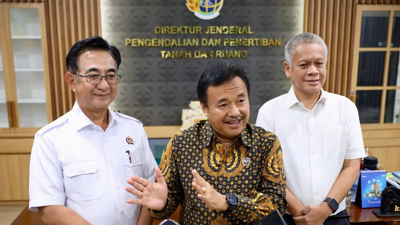 Direktur Jenderal Pengendalian dan Penertiban Tanah dan Ruang (PPTR) ATR/BPN, Jonahar saat menjawab pertanyaan para wartawan di kantornya. (Istimewa)