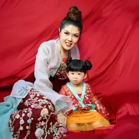 Ternyata, Tina Toon telah menjadi seorang ibu dari putri kecil bernama Megan (@tinatoon101)