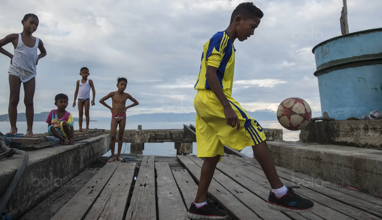 Pesepak bola SSB Tulehu Putra, Saleh Al'Ayubi Pary, mengontrol bola saat latihan di tepi Pelabuhan Tulehu, Maluku, Senin (14/11/2017). Saleh dikenal memiliki kecepatan dan gocekan di atas rata-rata. (Bola.com/Vitalis Yogi Trisna)