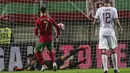 Mendapatkan umpan lambung, Diogo Dalot berlari ke dalam kotak penalti dan memberikan umpan kepada Cristiano Ronaldo yang tidak terkawal. Dengan mudah sang striker menyambar bola itu dan menjadi gol. (AFP/Carlos Costa)