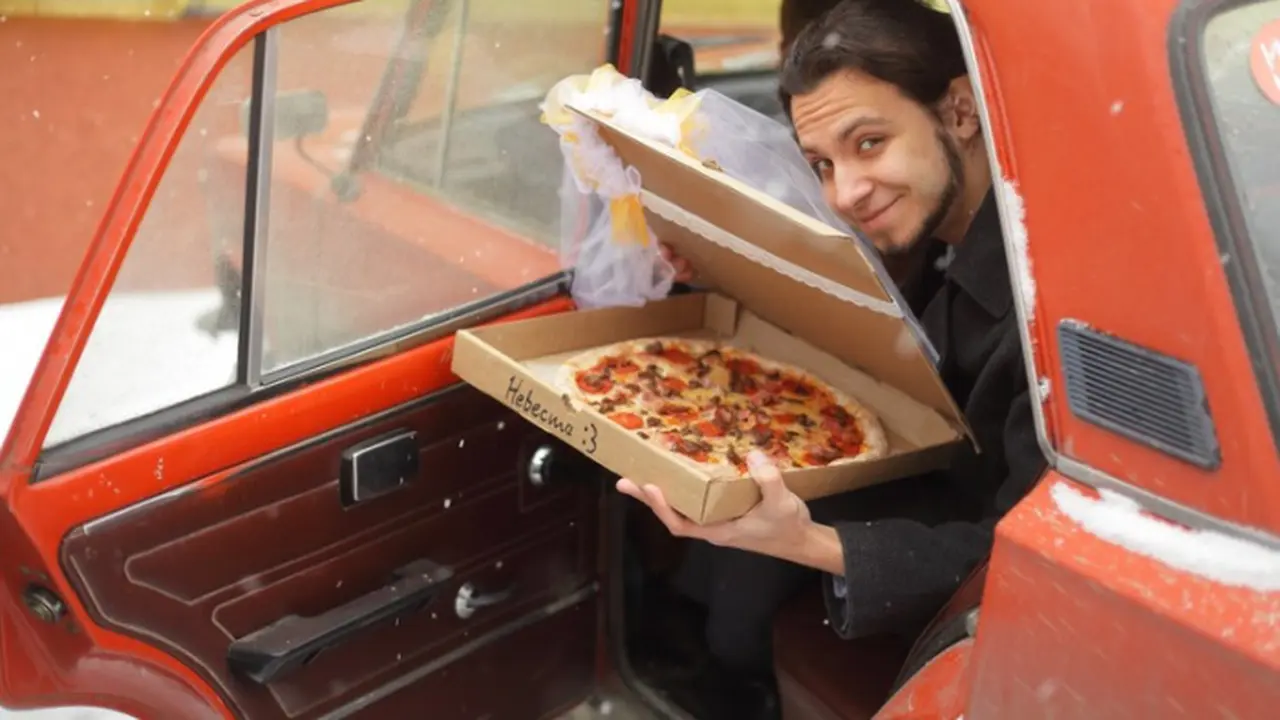 Takut Dikhianati, Pria Rusia Ini Menikahi Seloyang Pizza