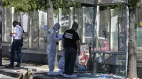 Petugas kepolisian memeriksa sebuah halte bus di Marseille, Prancis, setelah van menabrak tempat tersebut dan menewaskan satu orang. (AP Photo/Claude Paris)