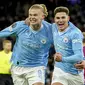 Pemain Manchester City, Erling Haaland (kiri) melakukan selebrasi bersama Julain Alvarez setelah mencetak gol ketiga timnya ke gawang RB Leipzig pada laga lanjutan Grup G Liga Champions 2023/2024 yang berlangsung di Etihad Stadium, Manchester, Rabu (29/11/2023). (AP Photo/Dave Thompson)