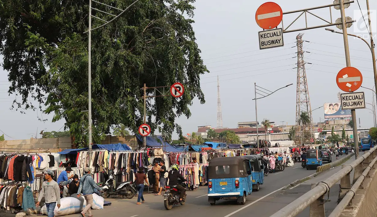 Suasana lalu lintas di sepanjang trotoar kawasan Senen, Jakarta, Jumat (4/5). Menjamurnya pedagang pakaian bekas yang menguasai trotoar menimbulkan kesan kumuh. (Liputan6.com/Immanuel Antonius)