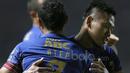 Pemain Persib Bandung, Atep dan Toni Sucipto merayakan gol kedua saat melawan PS TNI pada lanjutan Liga 1 2017 di Stadion Pakansari, Bogor, Sabtu (22/4/2017). PS TNI bermain imbang 2-2. (Bola.com/Nicklas Hanoatubun)