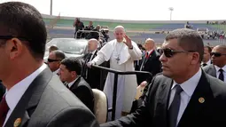 Paus Fransiskus melambaikan tangan saat tiba di stadion militer Kota Kairo, Mesir, (29/4). Kunjungan Paus Fransiskus juga untuk memperbaiki hubungan antara Gereja Katolik Roma dan para pemimpin Muslim. (AP Photo/Gregorio Borgia)