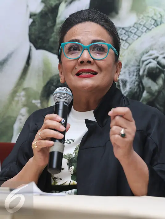Christine Hakim memberikan keterangan saat konferensi pers film Boven Digoel, Jakarta, Senin (6/2).  Rencananya Film Boven Digoel bakal mulai tayang di bioskop pada 9 Februari 2017 mendatang. (Liputan6.com/Herman Zakharia)
