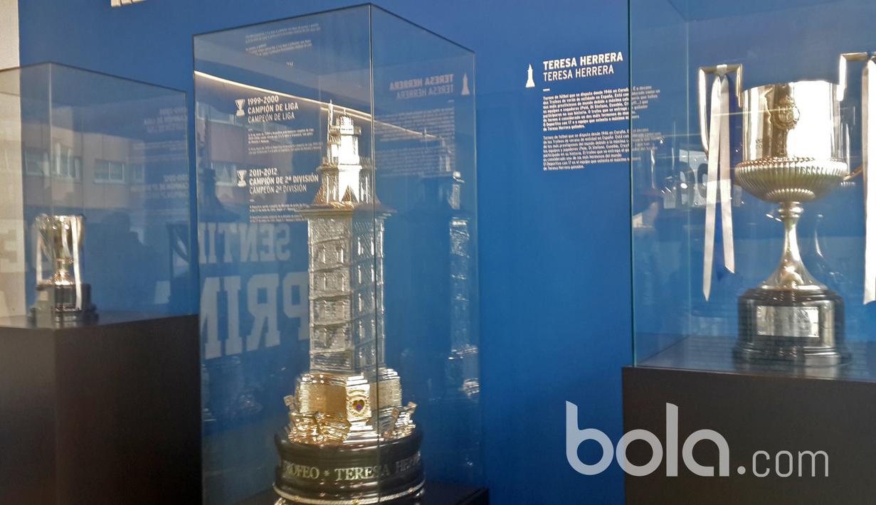 Trofi Segunda Division (kiri), Premier Division (tengah) dan Copa del Rey (kanan) yang pernah diraih Super Depor menjadi salah satu destinasi wisata di Stadion Riazor. (Bola.com/Okky Herman Dilaga)