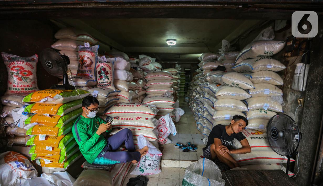Harga beras di pasaran masih di atas Harga Eceran Tertinggi (HET) yang ditetapkan pemerintah. (Liputan6.com/Angga Yuniar)