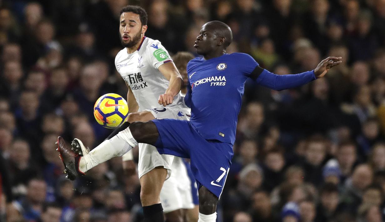 Aksi pemain Chelsea, N'golo Kante (kanan) berebut bola dengan pemain Crystal Palace, Andros Townsend pada lanjutan Premier League di Stamford Bridge stadium, London, (10/3/2018). Chelsea menang 2-1. (AP/Matt Dunham)