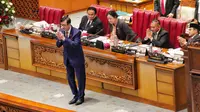 Menkumham Yasonna H Laoly memberi hormat usai menyerahkan dokumen pandangan pemerintah terkait RUU Ekstradisi Buronan RI-Singapura saat rapat Paripurna DPR RI Ke-13 Masa Persidangan II Tahun Sidang 2022-2023, Kamis (15/12/2022). DPR RI mengesahkan RUU tentang Pengesahan Perjanjian antara Pemerintah Republik Indonesia dan Pemerintah Republik Singapura tentang Ekstradisi Buronan menjadi Undang-Undang. (Liputan6.com/Angga Yuniar)