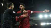 Gelandang Liverpool Emre Can melakukan protes terhadap hakim garis yang menyatakan penalti untuk Tottenham Hotspur dalam pertandingan Liga Inggris di Anfield, Liverpool (4/2). (AFP/Paul Ellis)