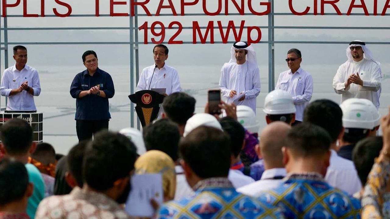 Presiden Joko Widodo atau Jokowi meresmikan Pembangkit Listrik Tenaga Surya (PLTS) Terapung Cirata yang terletak di Kabupaten Purwakarta, Provinsi Jawa Barat, Kamis (9/11/2023).
