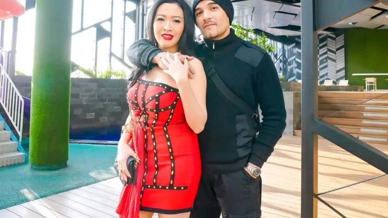 Romy Rafael dan istrinya, Ury Rafael (https://www.instagram.com/p/CgmqOC6pRls/)