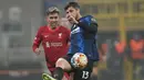 Bek Inter Milan Andrea Ranocchia berebut bola dengan penyerang Liverpool Roberto Firmino pada leg pertama babak 16 besar Liga Champions di Stadion Giuseppe Meazza, Milan, Kamis dini hari WIB (17/2/2022). Melawat ke markas Inter Milan,  Liverpool menang 2-0. (AP Photo/Antonio Calanni)