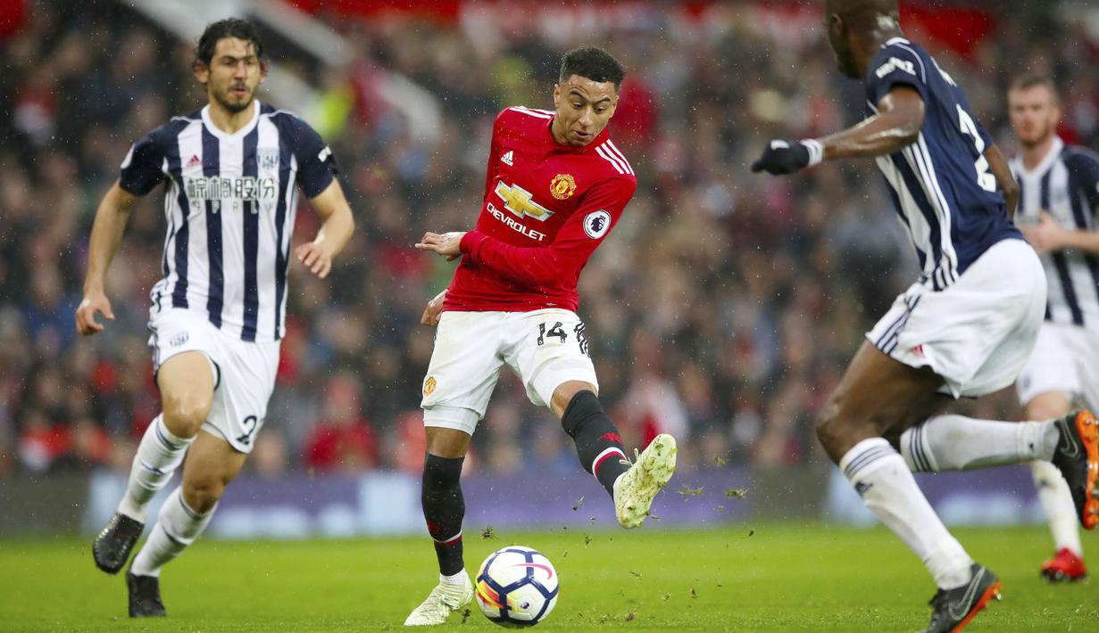 Aksi pemain Manchester United, Jesse Lingard berusaha melewati adangan pemain West Bromwich pada lanjutan Premier League di Old Trafford, Manchester,(15/4/2018). Manchester United kalah 0-1. (Nick Potts/PA via AP)