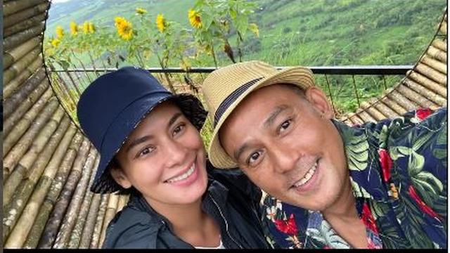 6 Potret Kebersamaan Dipo Latief dan Sang Kekasih, Disebut Mirip Sophia Latjuba