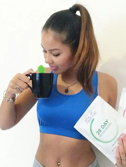 “Started my morning with@thinteadetoxtea and Yoga 🍃☕️#feelinggooood” tulis Alyssa Daguise. Tak heran jika ia memiliki tubuh mengagumkan dan perut rata seperti yang diidamkan banyak wanita. (via instagram/@alyssadaguise)