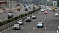 Kendaraan melintas di Jalan Tol Jakarta-Cikampek, Selasa (13/3). PT Jasa Marga (Persero) Tbk mencatat, pelaksanaan ganjil genap ini berdampak pada lancarnya jalan tol Jakarta-Cikampek. (Liputan6.com/Arya Manggala)
