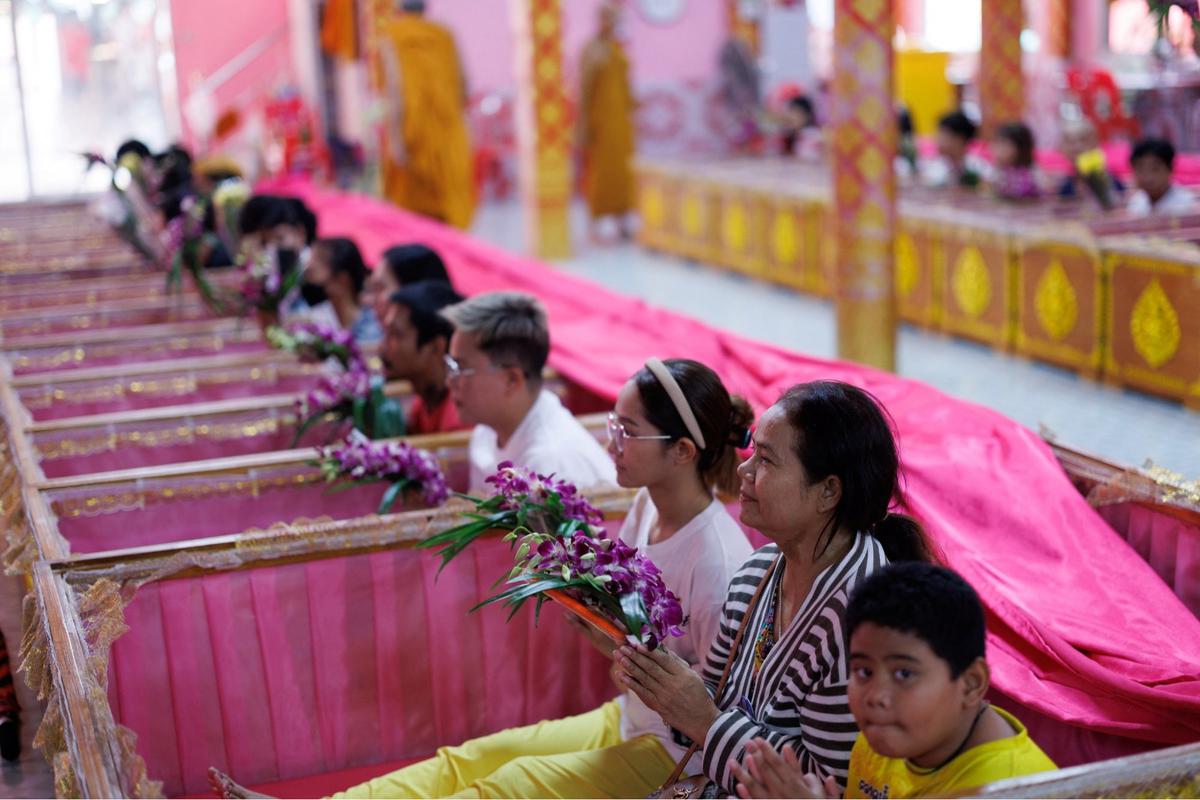 Ritual unik warga Thailand berdoa dalam peti mati sambut Tahun Baru