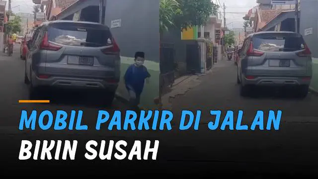 Beberapa mobil di parkir di jalan membuat susah pengguna jalan lain. Kejadian itu terjadi di Jalan Gajayana, Gang 1 Dinoyo, Malang, Jawa Timur.