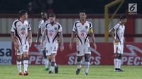 Pemain Mitra Kukar tertunduk saat laga melawan Bhayangkara FC pada lanjutan Go-Jek Liga 1 Indonesia 2018 bersama Bukalapak di Stadion PTIK Jakarta, Kamis (17/5). Mitra Kukar kalah 0-1. (Liputan6.com/Helmi Fithriansyah)