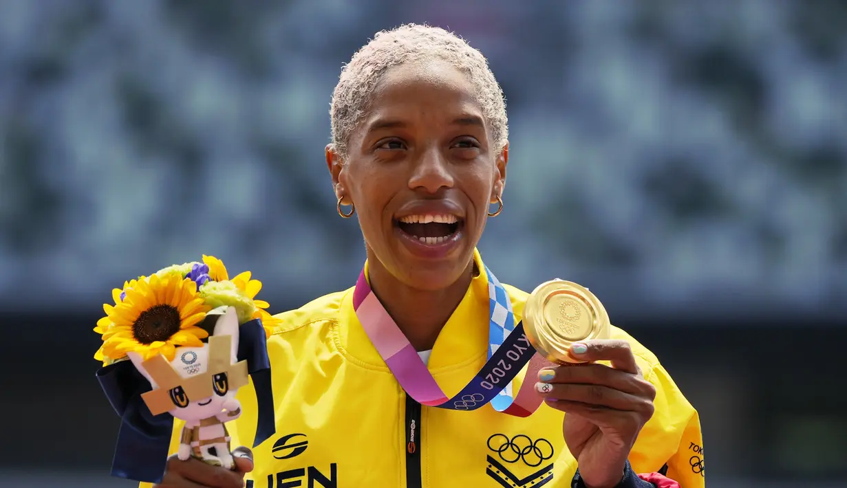Atlet Venezuela Yulimar Rojas berpose dengan medali emasnya untuk nomor lompat jan jangkit putri Olimpiade Tokyo 2020 di Tokyo, Jepang, Senin (2/8/2021). (AP Photo/Francisco Seco)