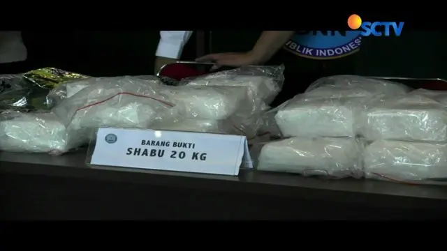 BNN gagalkan penyelundupan narkoba jaringan Indonesia-Malaysia yang akan dikirim ke Lampung di Pelalawan, Riau. Lima paket sabu seberat 2 kilogram diamankan dari kolong mobil pelaku.