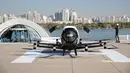 UJI COBA TAKSI DRONE DI SEOUL: Kendaraan udara otonomos EHang 216, yang diproduksi oleh perusahaan Ehang China, di sebuah platform di Taman Yeouido Hangang di Seoul, Korea Selatan (11/11/2020). (Xinhua/Wang Jingqiang)