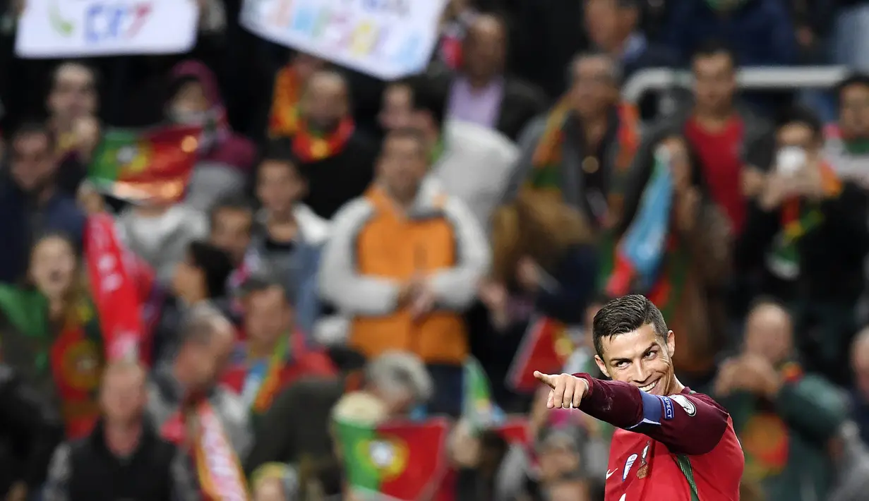Bintang Portugal, Cristiano Ronaldo merayakan golnya saat melawan Latvia pada laga Kualifikasi Piala Dunia 2018 di Algarve stadium, Faro (13/11/2016). Portugal menang 4-1. (AFP/Francisco Leong)