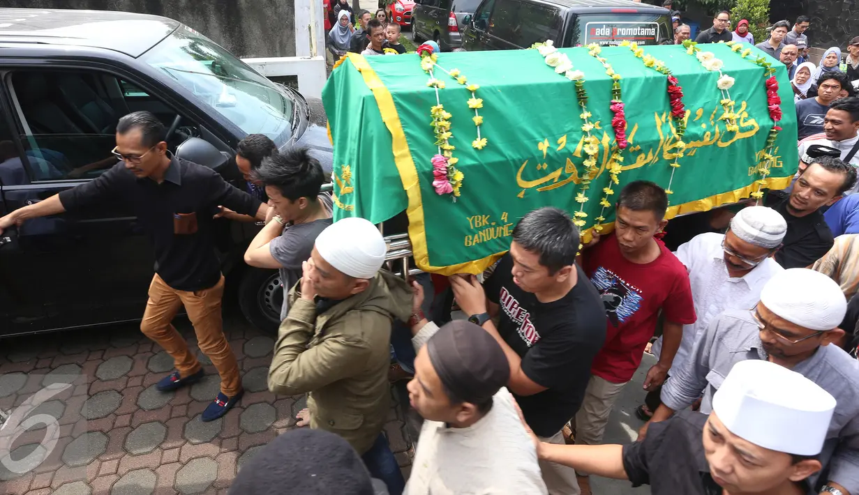 Keranda jenazah ayah Ariel NOAH, Nazmul Irphan bin Muhammad Saleh dibawa menuju masjid untuk disalatkan, Bandung, Selasa (29/3/2016). Almarhum meninggal dalam usia 65 tahun karena komplikasi penyakit yang diderita sejak lama (Liputan6.com/Herman Zakharia)