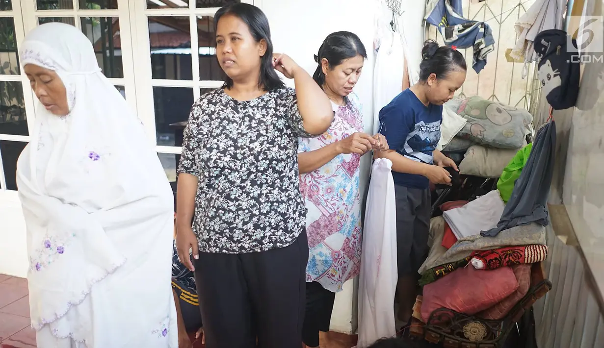 Calon asisten rumah tangga (ART) infal bersiap melaksanakan salat saat menunggu panggilan di Yayasan Bu Gito, Jakarta, Rabu (29/5/2019). Jelang Hari Raya Idul Fitri atau Lebaran 2019, permintaan akan ART infal di yayasan itu mencapai 400 orang. (Liputan6.com/Immanuel Antonius)