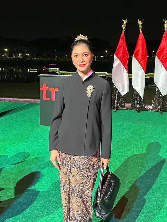 Istri Mendikbud Nadiem Makarim, Franka Makarim mengenakan kebaya janggan yang tengah populer dalam beberapa waktu belakangan. Kebaya tersebut dipadukan kain batik dan bros emas. [@frankamakarim]