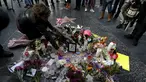 Penggemar meletakkan bunga di atas nama penyanyi legendaris David Bowie di Hollywood Walk of Fame di Los Angeles, Senin (11/1). Bowie meninggal di usianya yang ke 69 tahun dan baru saja merilis album ke-25 nya yaitu "Blackstar". (REUTERS/Mario Anzuoni)