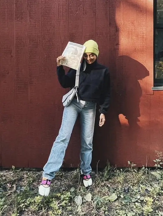 <p>Jaket crop tip hitam dengan inner bisa dipadukan dengan celana boyfriend. Dengan mengenakan kerudung model turban dan alas kaki sneakers. @ayudiac</p>