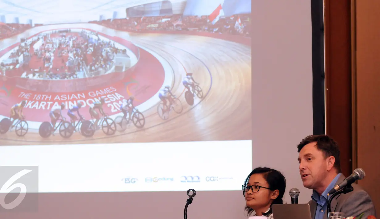 Director COX, Richard melakukan presentasi rancang konsep desain di Jakarta, Rabu (25/5/2016). PT Jakarta Propertindo resmi menggandeng ES Global untuk membangun ulang Stadion Balap Sepeda Velodrome Rawamangun. (Liputan6.com/Helmi Fithriansyah)