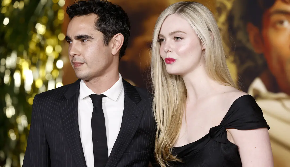 Elle Fanning bersama kekasihnya Max Minghella tiba menghadiri pemutaran perdana film "Babylon" di Academy Museum of Motion Pictures di Los Angeles, California pada 15 Desember 2022. (Frazer Harrison/Getty Images/AFP)