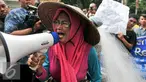 Nelayan perempuan saat mengelar demo menolak reklamasi teluk Jakarta di depan kantor DPRD DKI Jakarta, Kamis (28/1/2016). Mereka menyampaikan kekhawatirannya terhadap reklamasi yang bisa menyulitkan mencari ikan. (Liputan6.com/Yoppy Renato)
