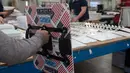 CEO Hardwire, George Tunis menunjukkan cara penggunaan papan tulis anti peluru di pabriknya di Pocomoke City, Maryland (1/3). George Tunis mengembangkan papan tulis antipeluru untuk kelas berawal setelah penembakan Sandy Hook. (AFP PHOTO / Nicholas Kamm)