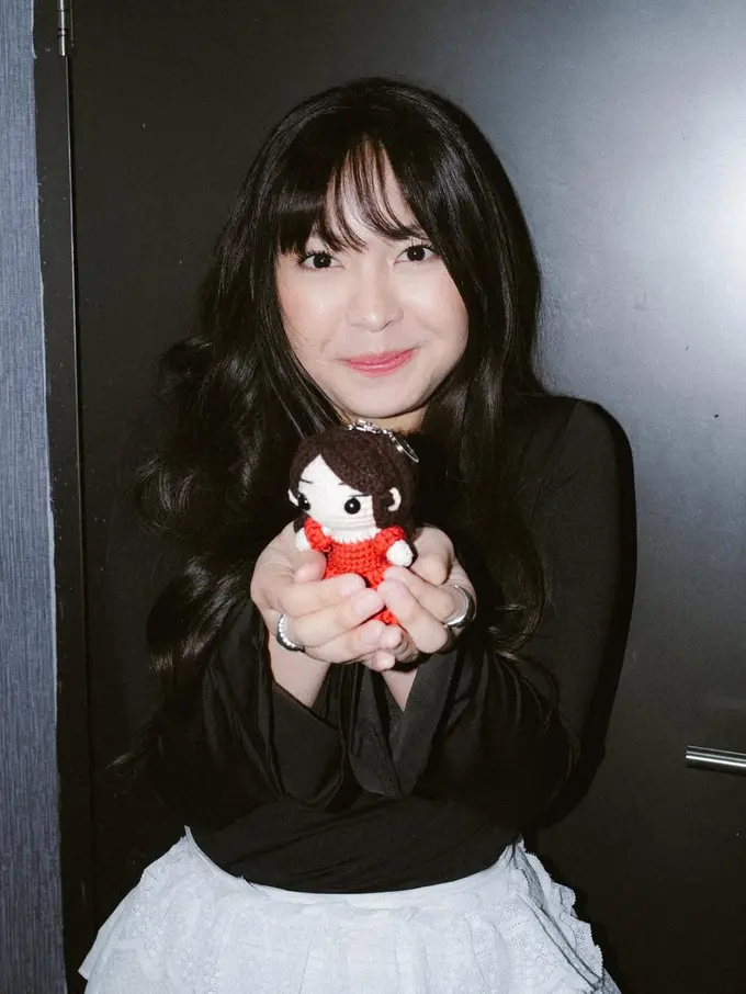 Potret Cantik Bernadya dengan Rambut Berponi, Kembalikan Bang Era yang Bikin Terlihat Imut