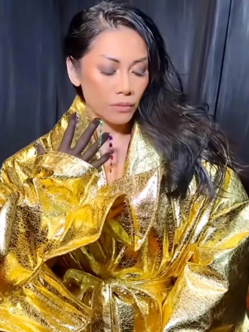 6 Gaya Glamor Anggun C Sasmi Perlihatkan Perut Rata Pakai Baju Harry Halim di Acara High End Brands Shopee