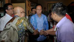 Ketua Umum PKPI Sutiyoso (tengah) bersalaman dengan sejumlah relawan Jokowi saat menghadiri acara deklarasi dukungan terhadap dirinya sebagai calon Kepala Badan Intelijen Negara (BIN), di Jakarta, Kamis (25/6/2015). (Liputan6.com/Johan Tallo)
