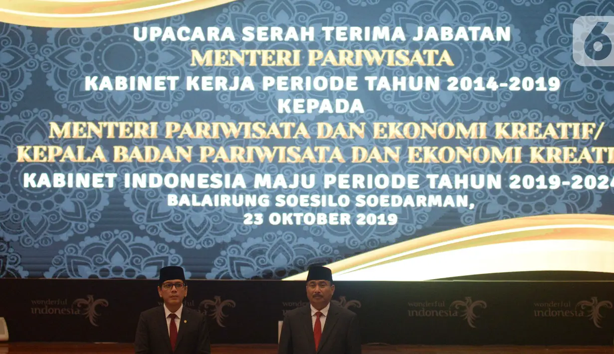Menteri Pariwisata dan Ekonomi Kreatif, Wishnutama Kusbandio dan pejabat lama Arief Yahya menghadiri serah terima jabatan di Gedung Kemenpar, Jakarta, Rabu (23/10/2019). Wishnutama mengikuti prosesi Sertijab dari Arief Yahya, Menteri Pariwisata 2014-2019. (merdeka.com/Imam Buhori)