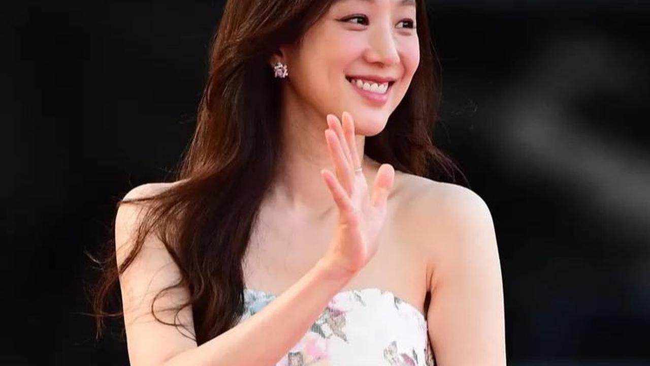 Tak hanya drama, variety show yang diproduksi layanan streaming juga masuk dalam penghargaan Blue Dragon Series Awards ini.