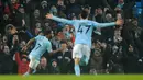 Penyerang Manchester City, Raheem Sterling melakukan selebrasi usai mencetak gol ke gawang Tottenham Hotspur pada lanjutan Liga Inggris di stadion Etihad, Inggris, (16/12). Sterling mencetak dua gol dipertandingan ini. (AP Photo / Rui Vieira)