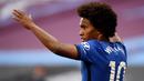 Pemain Chelsea, Willian, saat melawan West Ham United pada laga Liga Inggris di Stadion London (1/7/2020). Willian terbang ke London Utara dan melakukan pemeriksaan medis setelah Tottenham setuju dengan biaya transfer ke Shakhtar Donetsk. Namun setelah melakukan tes medis di Tottenham, sang pemain justru menuju ke Chelsea. (AFP/pool/Michael Regan)