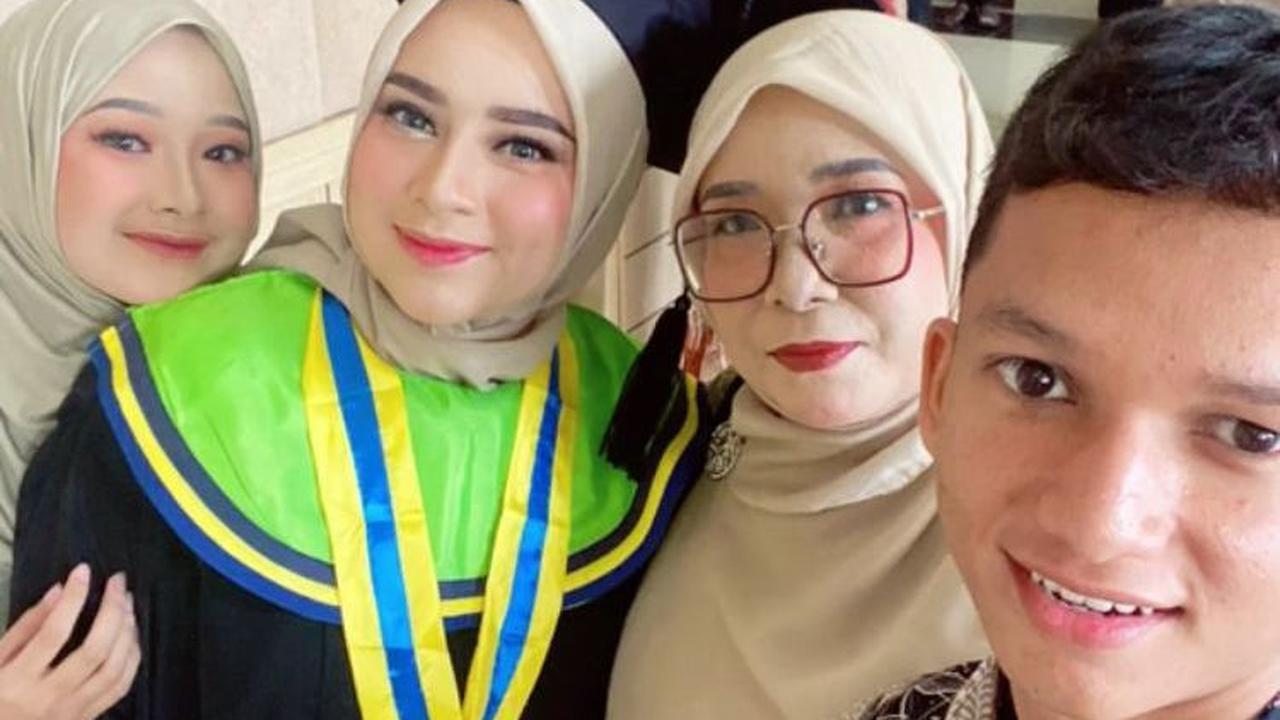 Inilah potret kebersamaan mereka dengan sang ibu.