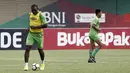 Pemain Bhayangkara FC, Herman Dzumafo, mengontrol bola saat latihan di Stadion PTIK, Jakarta, Minggu (2/12). Latihan ini persiapan jelang laga Liga 1 melawan PSM Makassar. (Bola.com/Yoppy Renato)